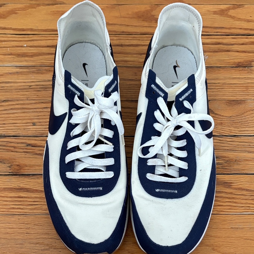 Nike White and Navy Low-Top Running Shoes - Picture 2 of 8